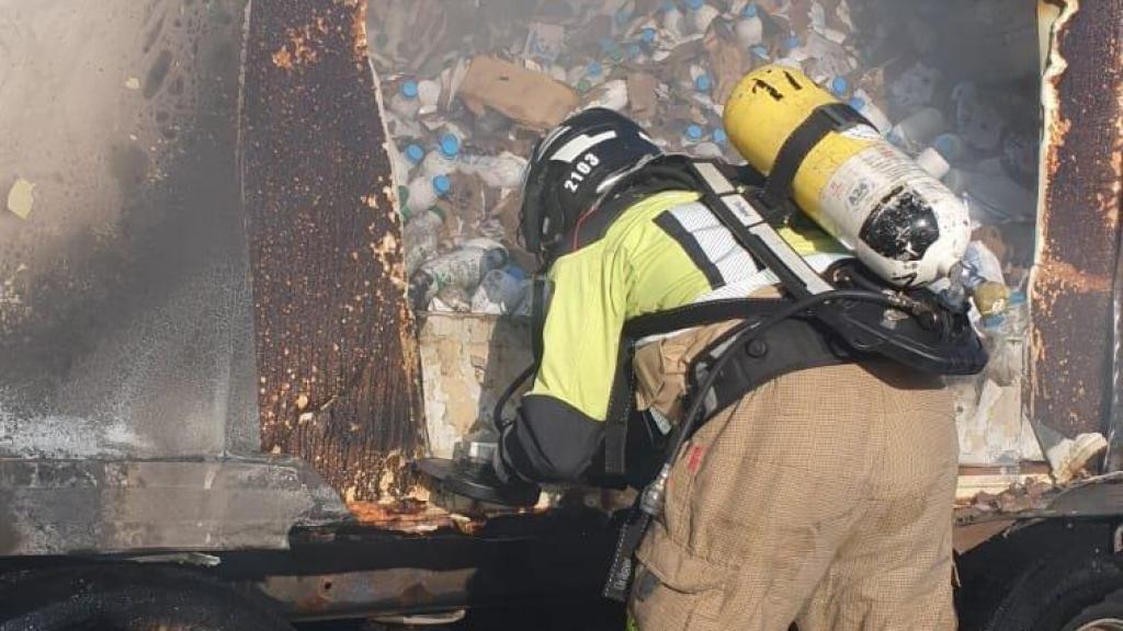 los bomberos del Ayuntamiento de Burgos trabajando en el incendio del camión en la A-231