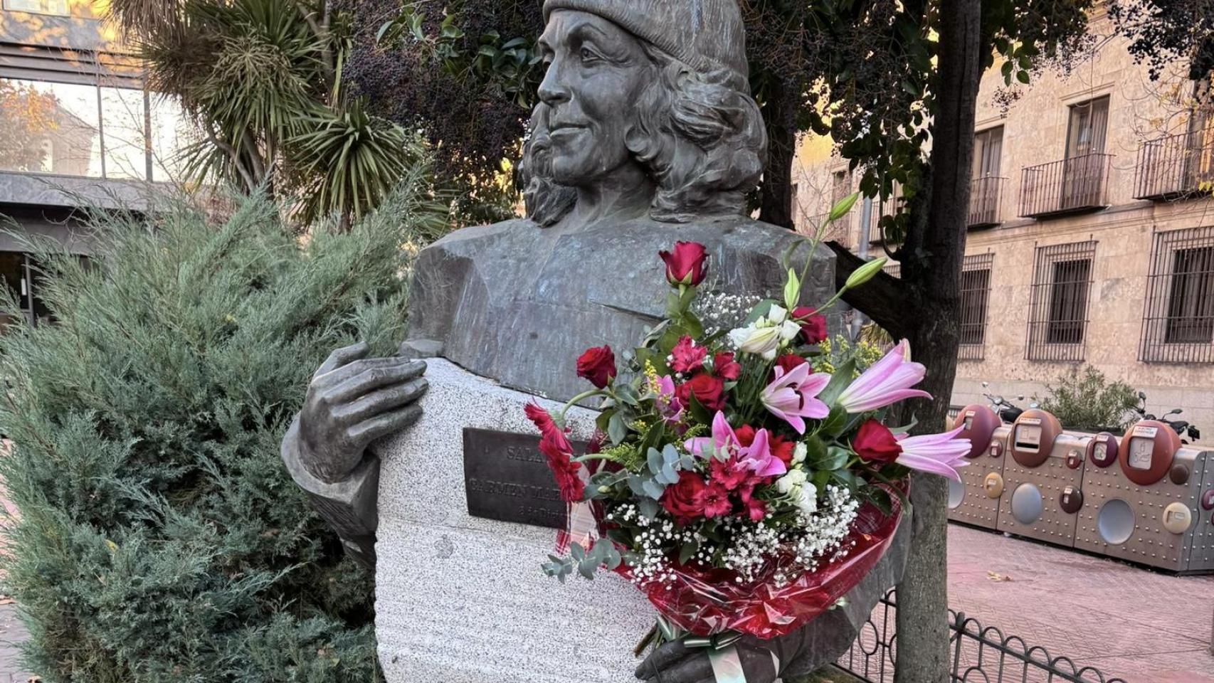 Escultura de la escritora Carmen Martín Gaite en Salamanca