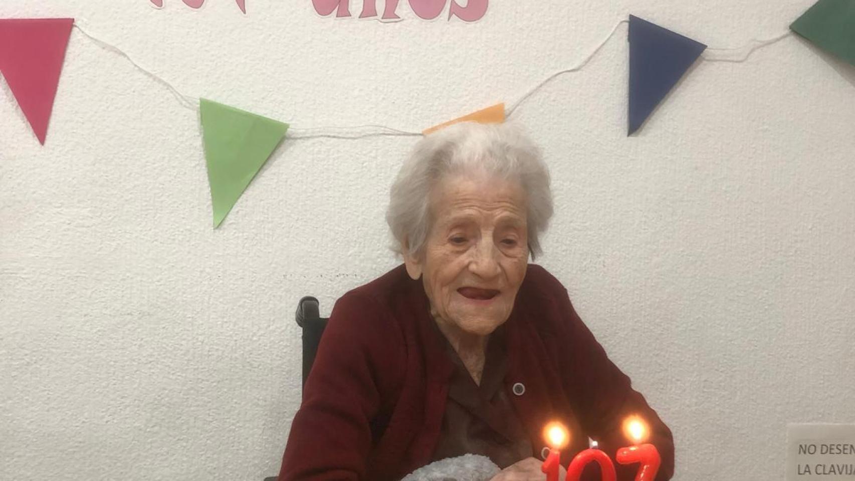 María Agustina soplando las velas de su 107 cumpleaños en la residencia de Santa Marta