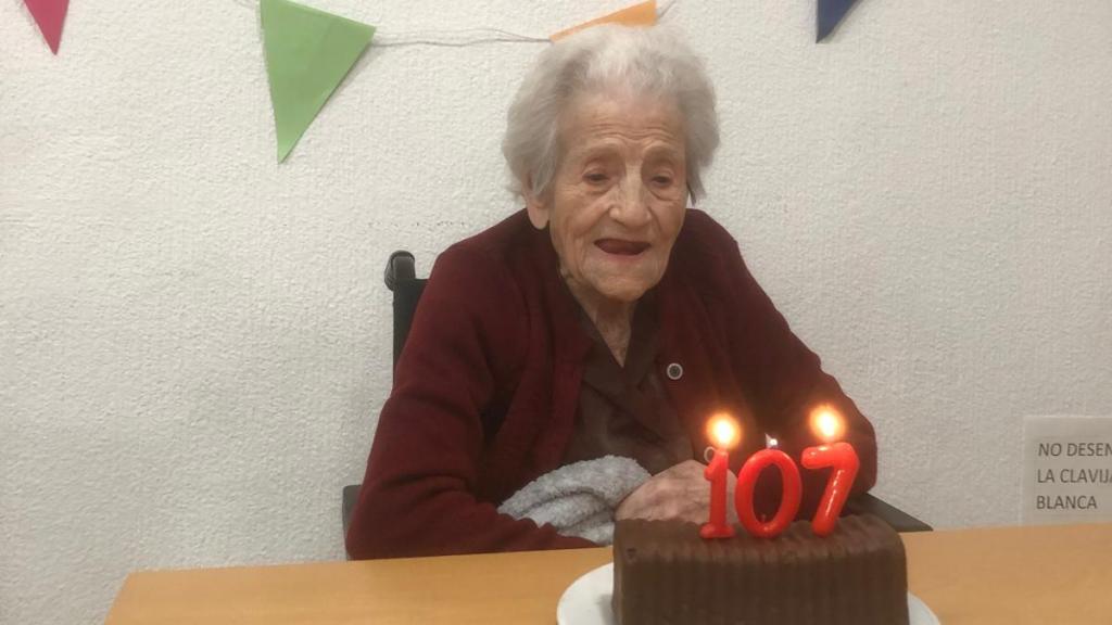 María Agustina soplando las velas de su 107 cumpleaños en la residencia de Santa Marta