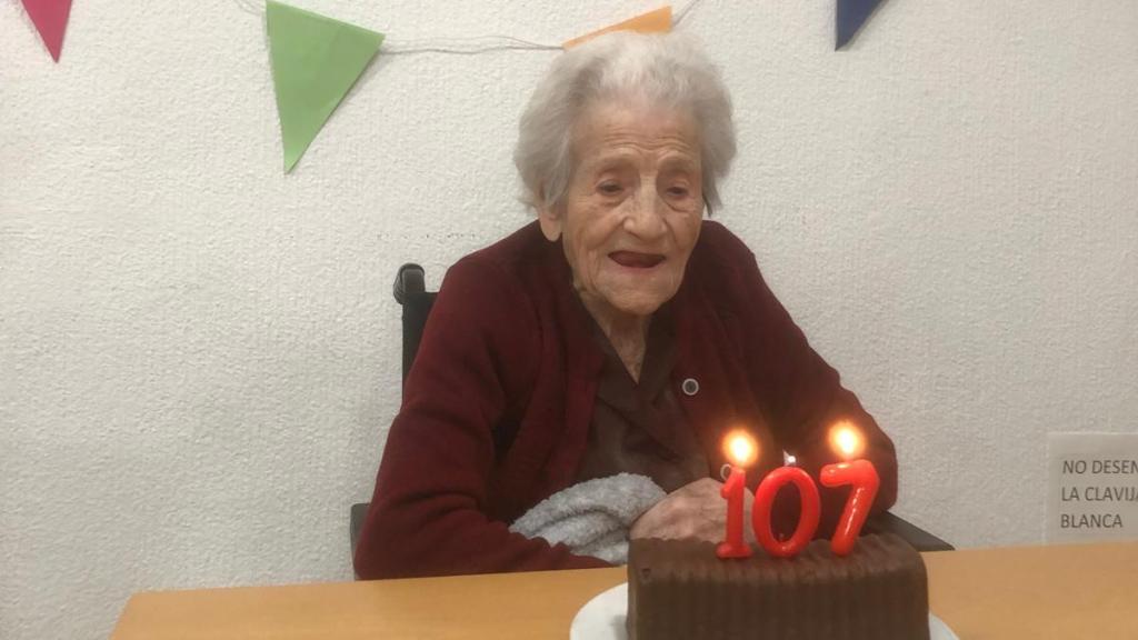 María Agustina soplando las velas de su 107 cumpleaños en la residencia de Santa Marta