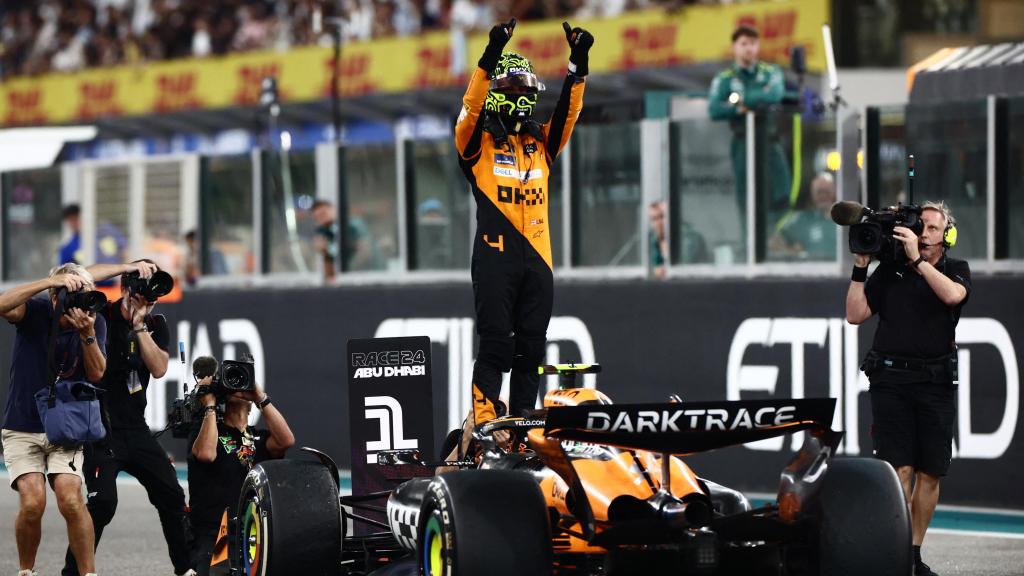 Lando Norris celebra la victoria en Abu Dabi.