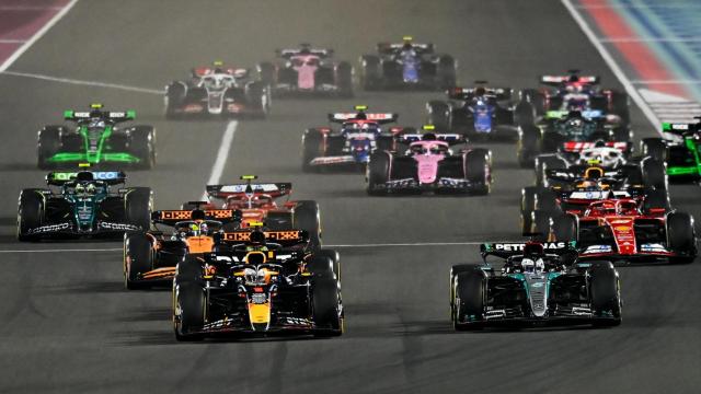 Max Verstappen liderando la carrera en la salida del GP de Qatar.