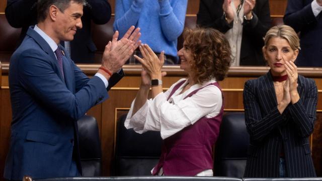 Pedro Sánchez y María Jesús Montero aplauden en el Pleno del pasado 27 de noviembre, ante la mirada impasible de la vicepresidenta Yolanda Díaz.