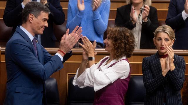 Pedro Sánchez y María Jesús Montero aplauden en el Pleno del pasado 27 de noviembre, ante la mirada impasible de la vicepresidenta Yolanda Díaz.