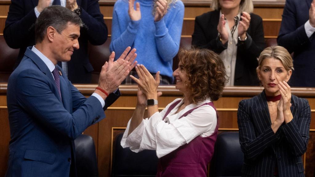 Pedro Sánchez y María Jesús Montero aplauden en el Pleno del pasado 27 de noviembre, ante la mirada impasible de la vicepresidenta Yolanda Díaz.