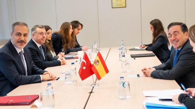 Hakan Fidan, ministro de Exteriores de Turquía, reunido con José Manuel Albares, el pasado miércoles en la sede de la OTAN (Bruselas).