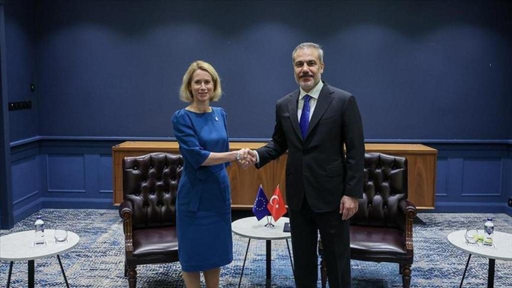 Kaja Kallas, Alta Representante de la UE, en una bilateral con Hakan Fidan, ministro de Exteriores de Turquía, el pasado miércoles en Bruselas.