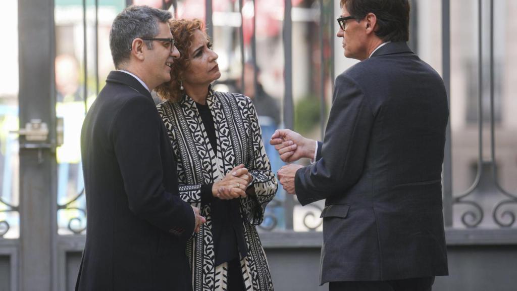 El presidente de la Genralitat, Salvador Illa (d), conversa con la vicepresidenta primera y ministra de Hacienda, María Jesús Montero (c), y el ministro de Presidencia, Justicia y Relaciones con las Cortes, Félix Bolaños (i), a las puertas del Congreso de los Diputados tras la celebración del Día de la Constitución.