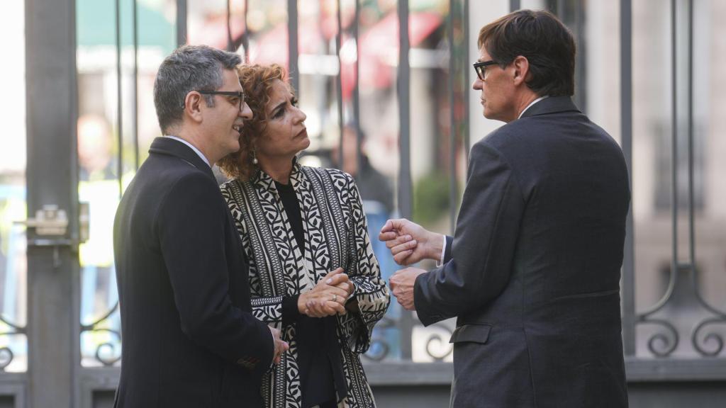 El presidente de la Genralitat, Salvador Illa (d), conversa con la vicepresidenta primera y ministra de Hacienda, María Jesús Montero (c), y el ministro de Presidencia, Justicia y Relaciones con las Cortes, Félix Bolaños (i), a las puertas del Congreso de los Diputados tras la celebración del Día de la Constitución.