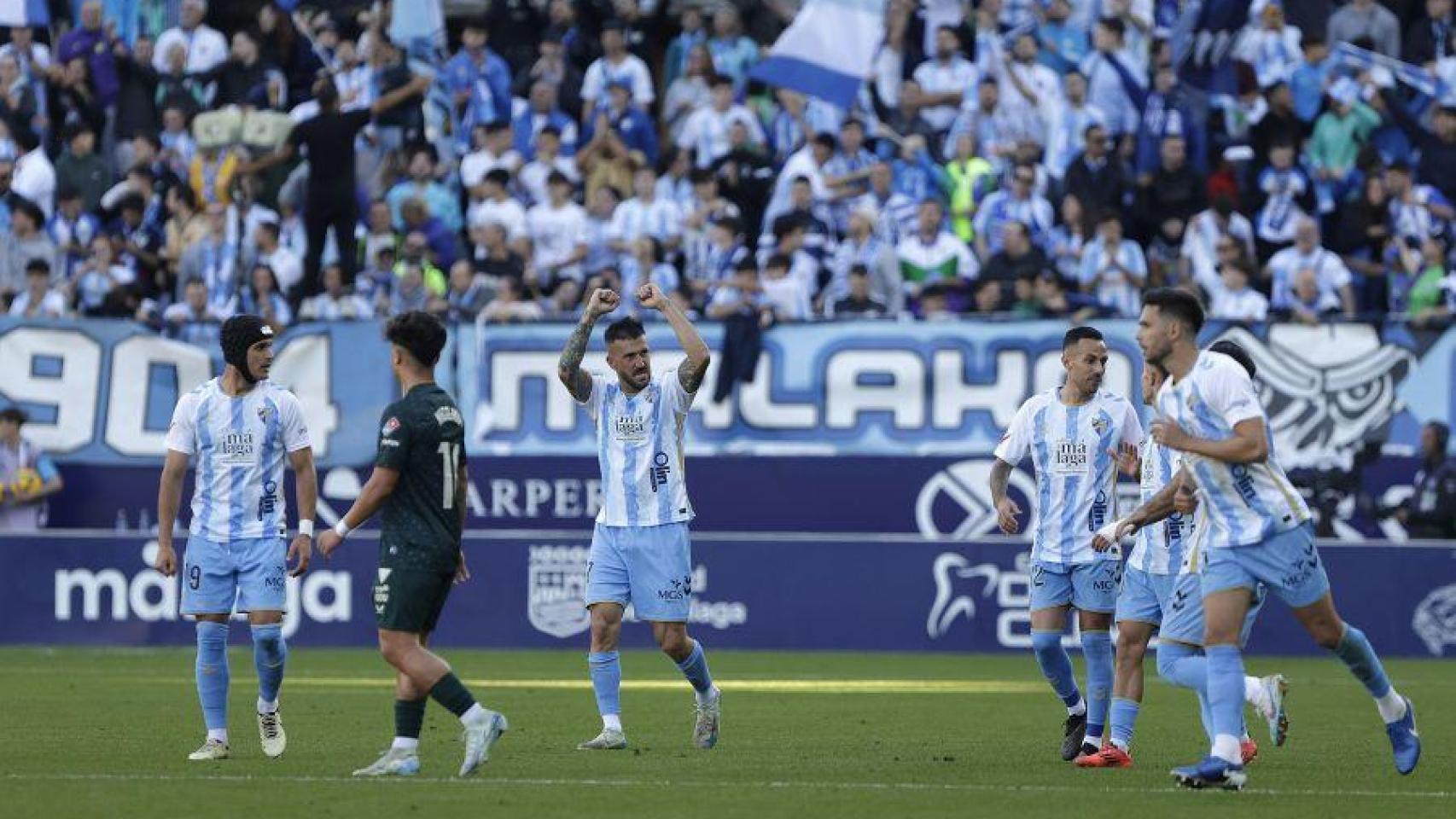 Dioni celebra su gol contra el Almería en La Rosaleda.