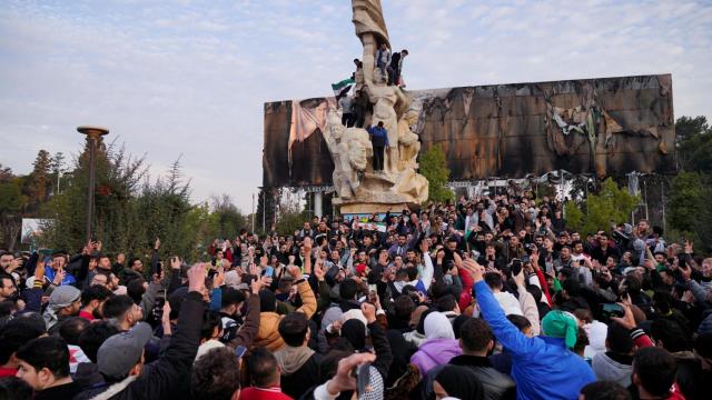 Una multitud celebra en Alepo la caída de El Asad.