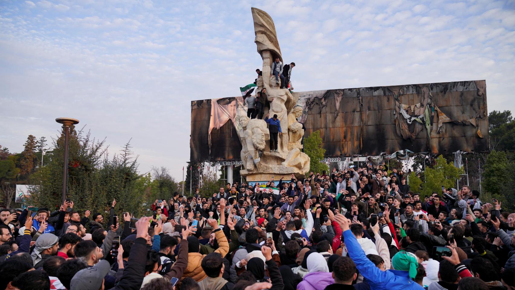 Una multitud celebra en Alepo la caída de El Asad.