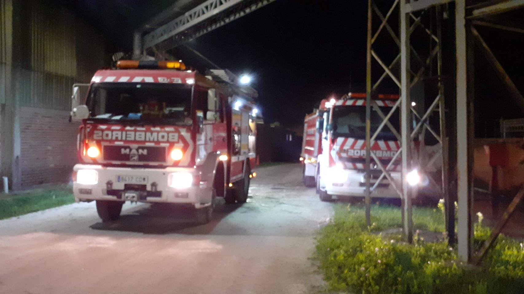 Arde una nave de madrugada en A Laracha (A Coruña)