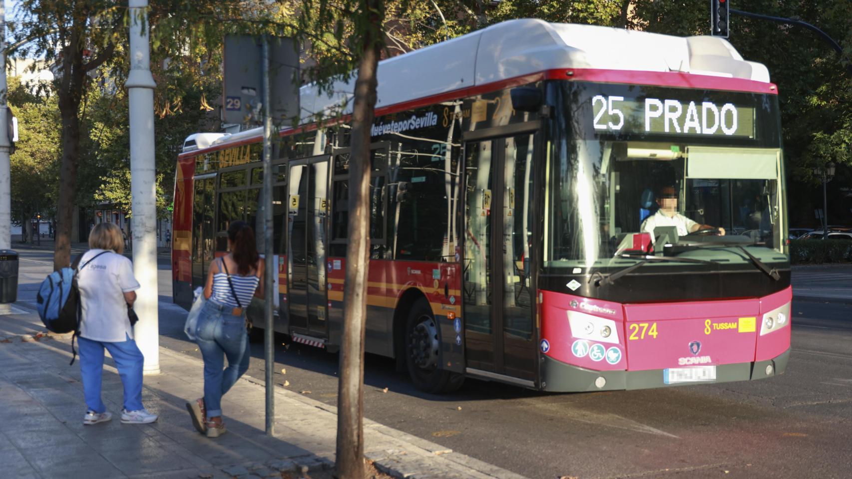 Un autobús de Tussam, en el Prado de San Sebastián.