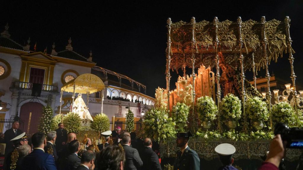 La Esperanza de Triana, frente a la Virgen de los Reyes en la Magna de Sevilla.