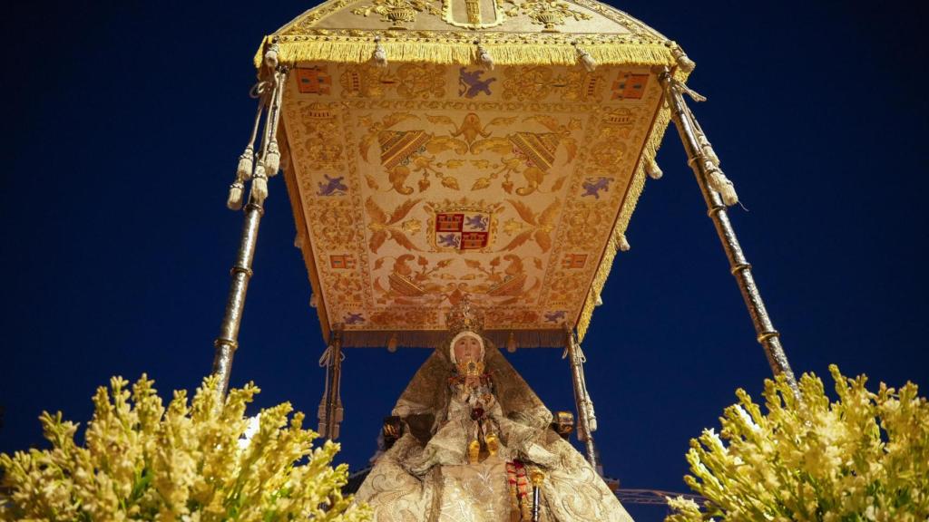 La Virgen de los Reyes, en el Paseo Colón.