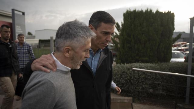 Fernando Grande Marlaska y Pedro Sánchez, horas antes del incidente en Paiporta en la que lanzaron bolas de barro al presidente del Gobierno.