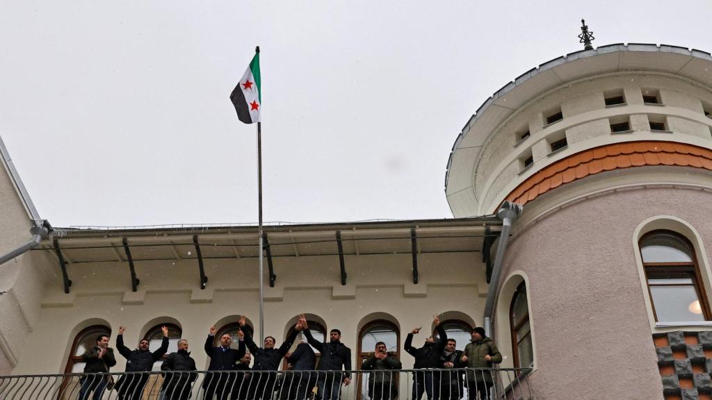 La Embajada de Siria en Moscú con la bandera de los rebeldes.