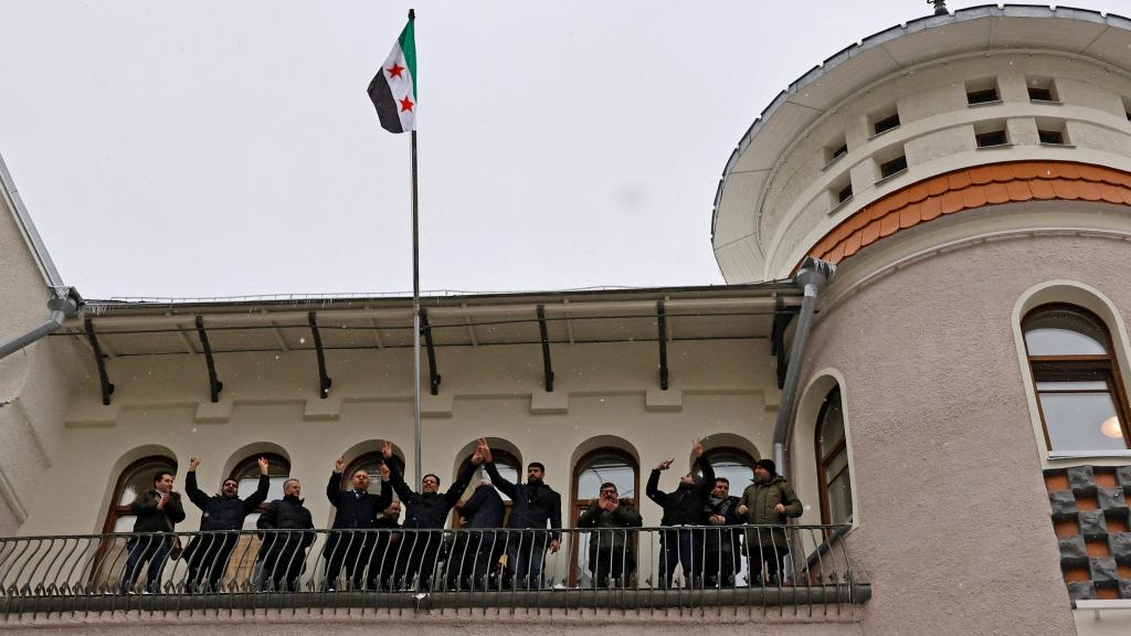 La Embajada de Siria en Moscú con la bandera de los rebeldes.