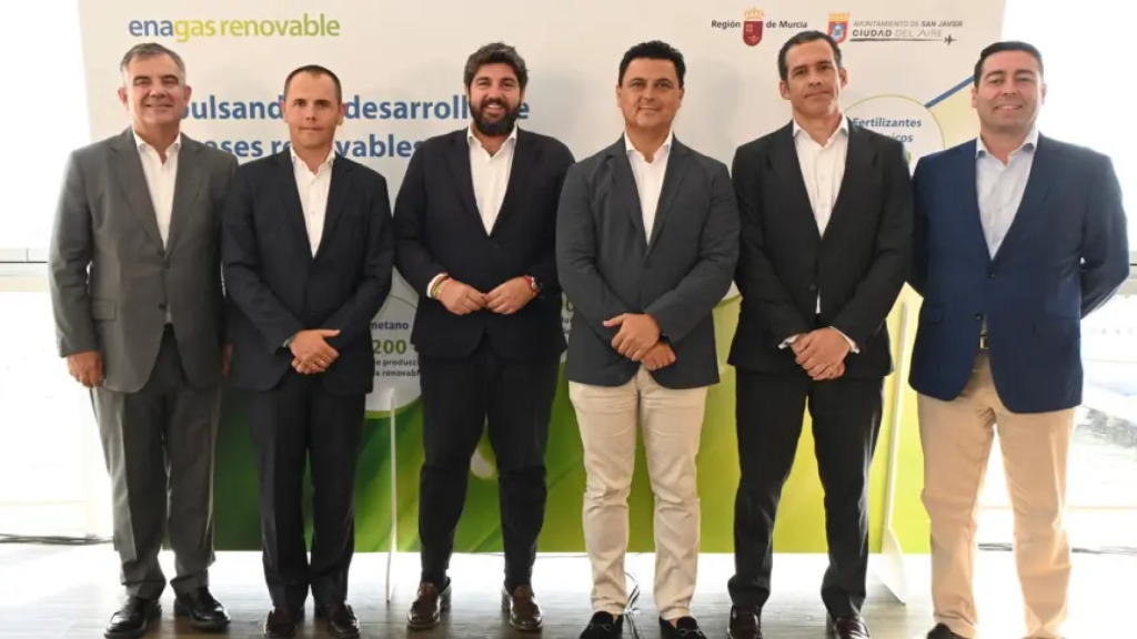 El presidente de la Región de Murcia, Fernando López Miras (centro izquierda) y el alcalde de San Javier, José Miguel Luengo (centro derecha), posan en el acto de presentación de las plantas de biometano, el pasado julio.