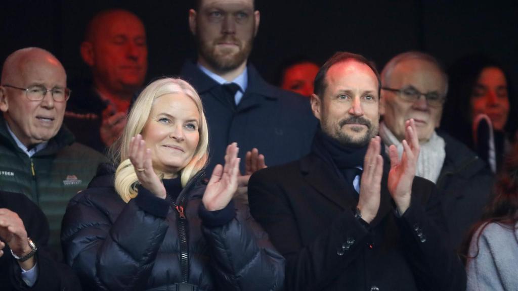 Haakon y Mette-Marit de Noruega, en el en el estadio Ullevaal de Oslo.