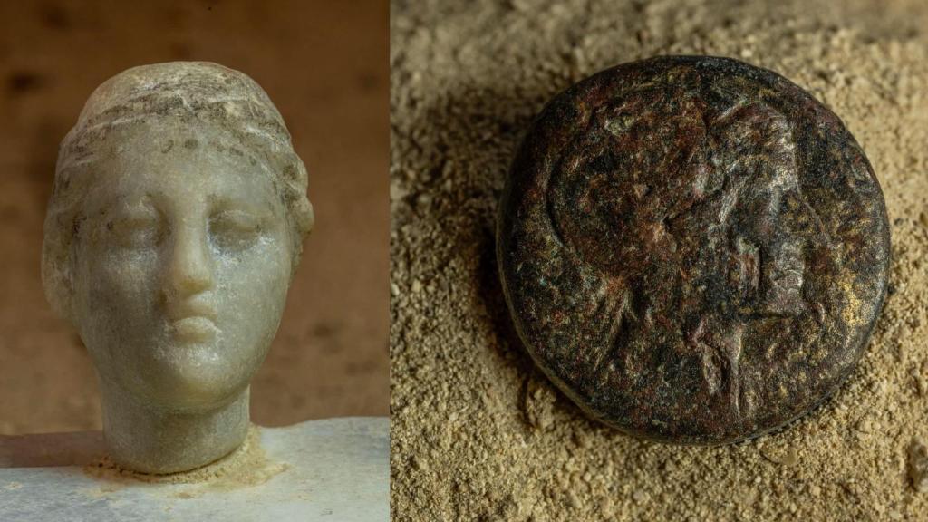 El busto de mármol y una moneda con la efigie de Cleopatra.