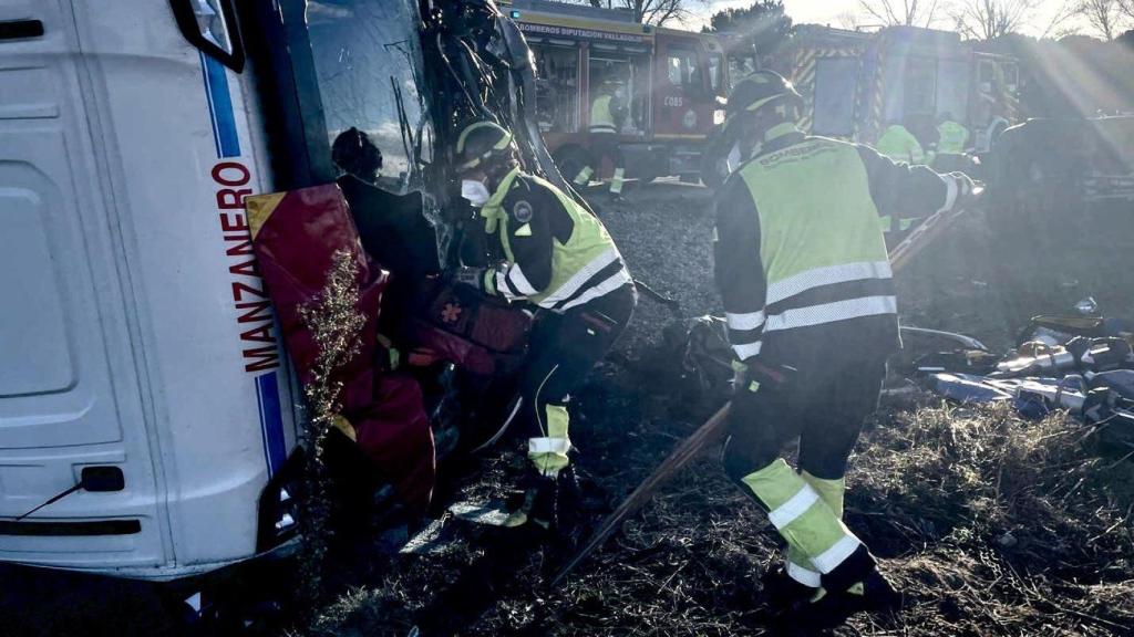 Los bomberos durante su intervención