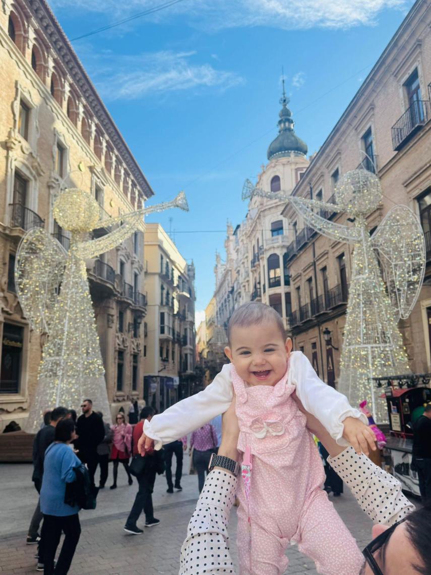 La pequeña Helia en el centro de Murcia, en brazos de su padre.