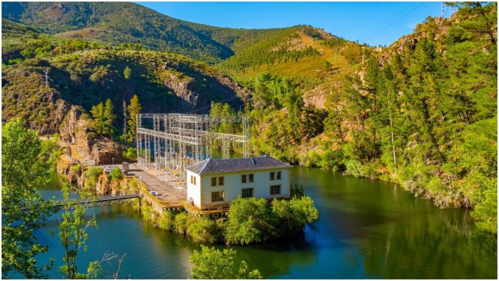 Panorama del río Navea que pasa por la planta hidroeléctrica Pontenovo.