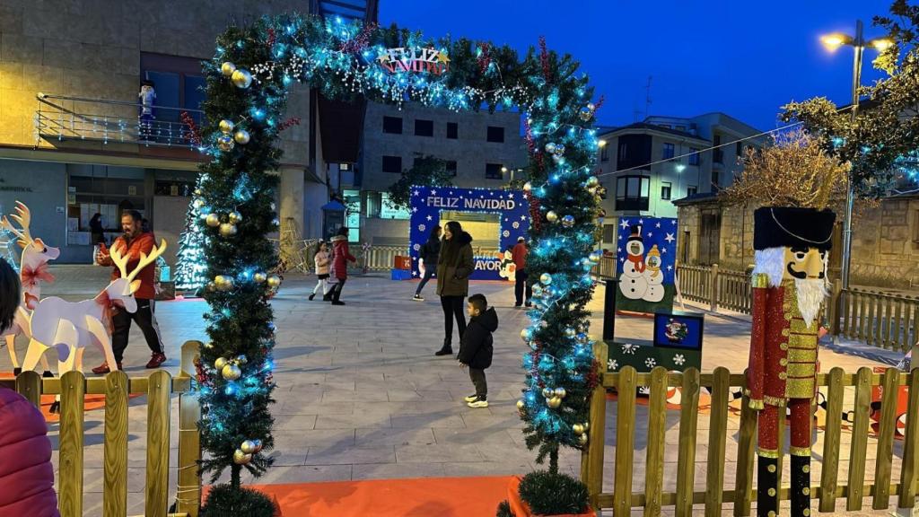 Decoración navideña en la plaza del Ayuntamiento de Villamayor