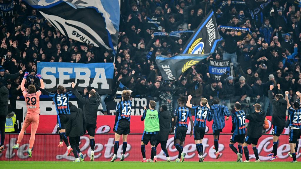 Los futbolistas de la Atalanta celebran junto a su afición la victoria ante el Milan.