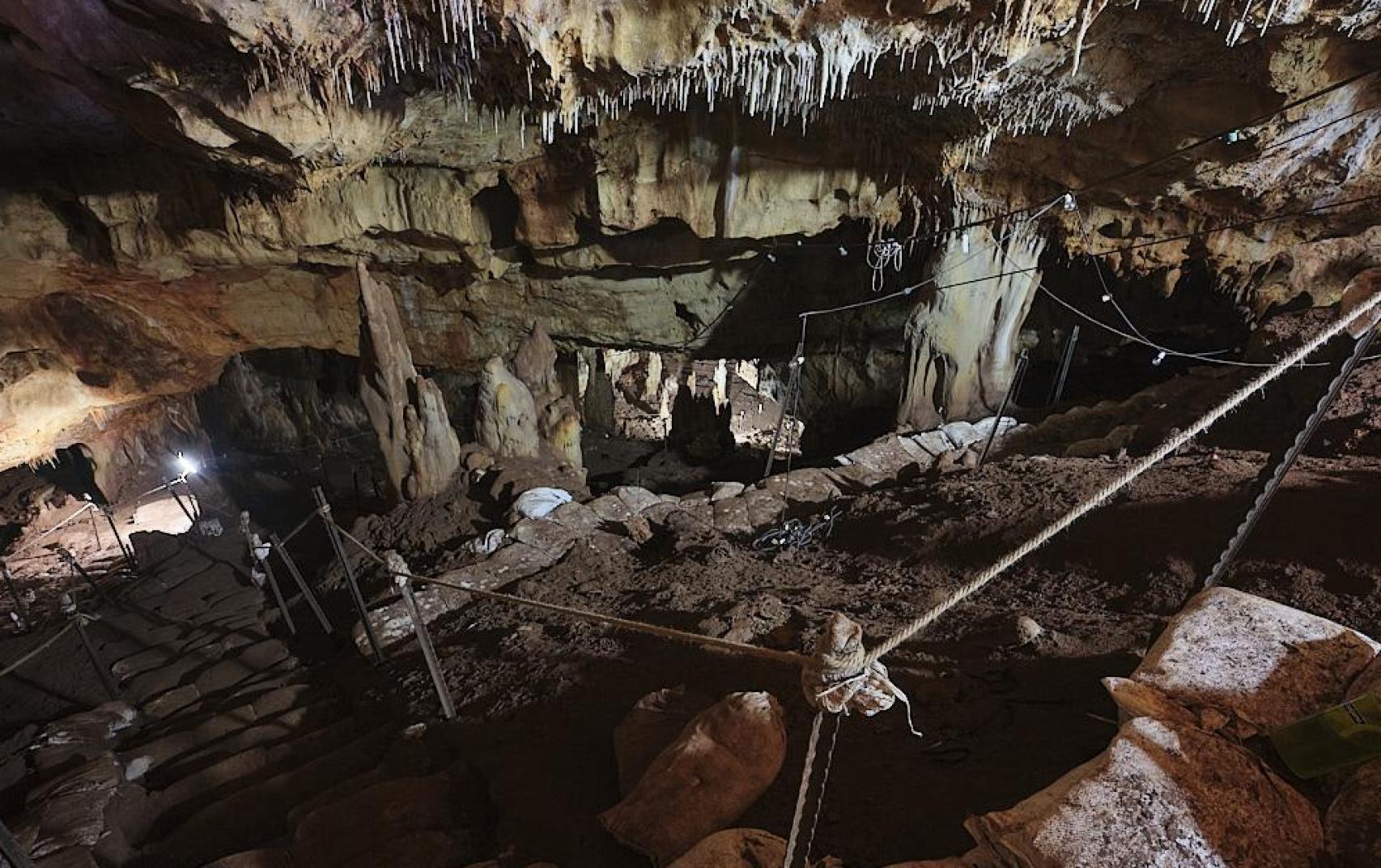 Otra imagen de la zona más profunda de la cueva israelí.