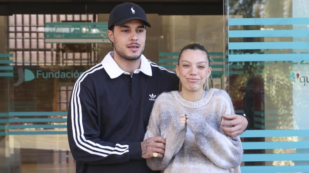 Alejandra y Carlo, a las puertas del hospital, este pasado sábado, día 7.