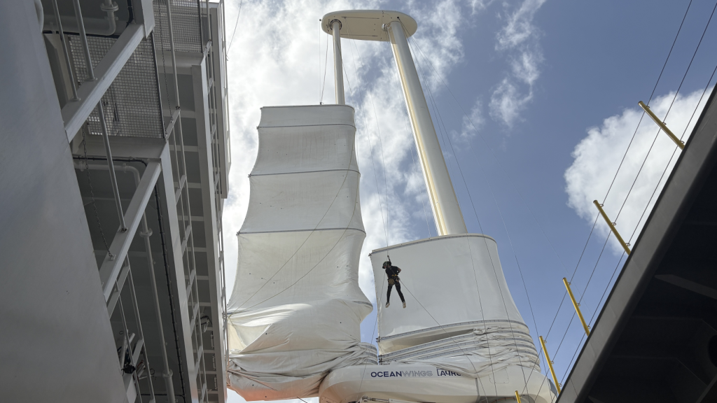 Tripulante del Canopée trabajando en la vela