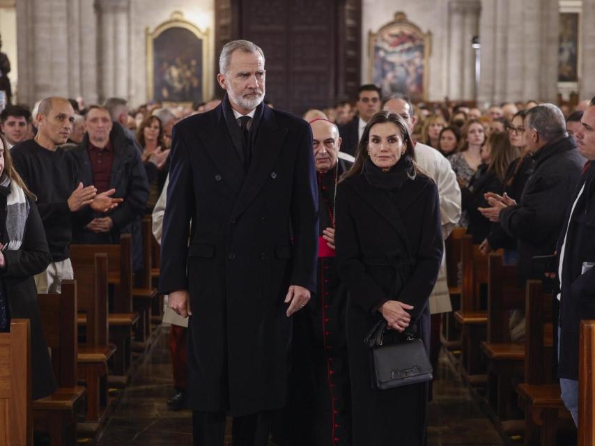 Los Reyes, de luto riguroso, entrando en la Catedral de Valencia.