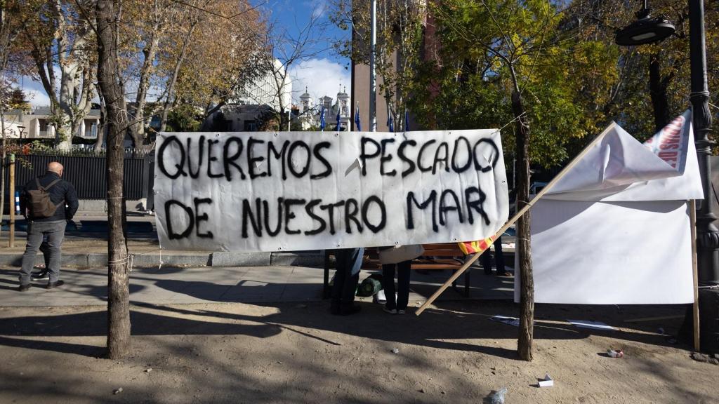 Una pancarta de los pescadores del litoral mediterráneo durante una concentración frente a la sede de la Comisión Europea.