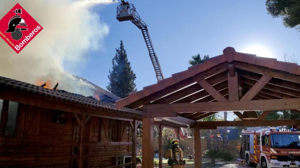 Otra vista de la casa afectada por el incendio mientras las llamas destrozan su interior.