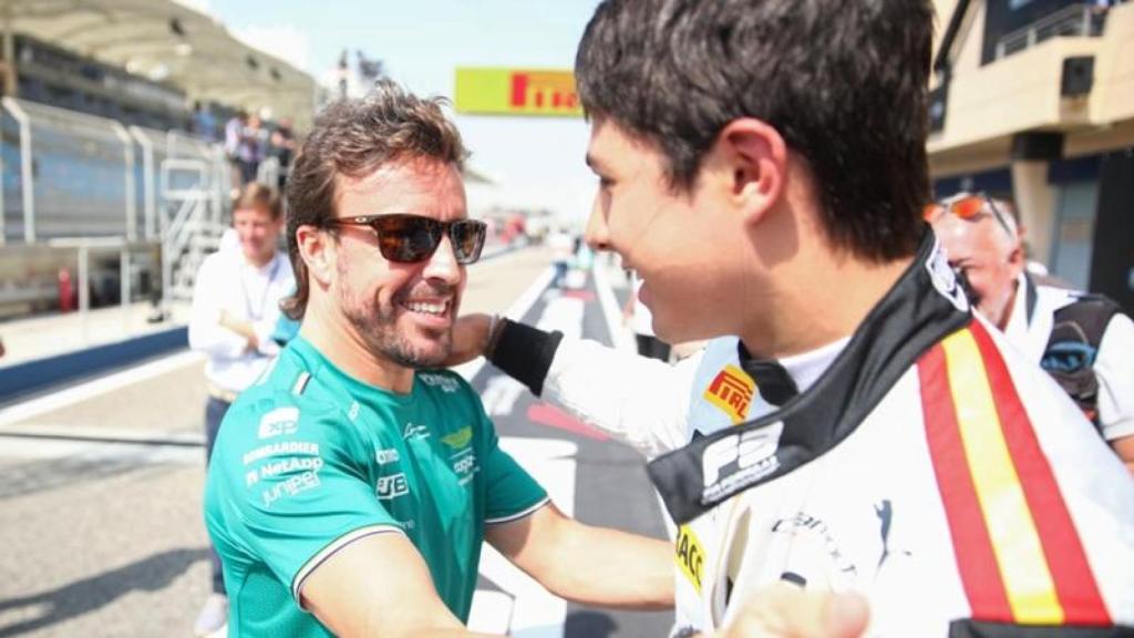 Fernando Alonso saluda a Pepe Martí al término de una carrera.