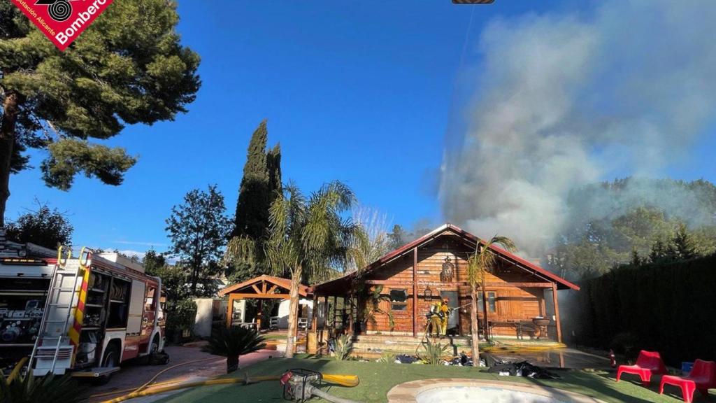 Los bomberos durante su actuación para frenar las llamas en la casa de Petrer.