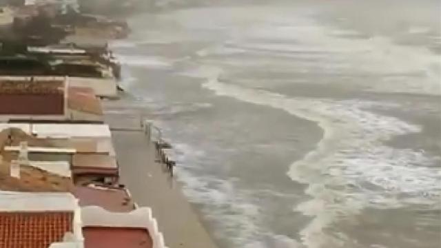 El mar castigando las casas en la orilla del litoral de Dénia durante el temporal Gloria de 2020.