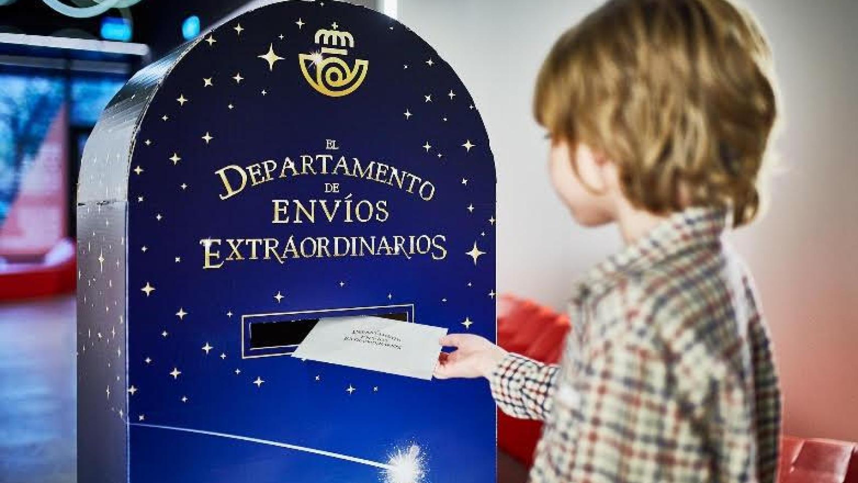 Correos instala 23 buzones mágicos en Alicante para enviar las cartas a Papá Noel y los Reyes Magos