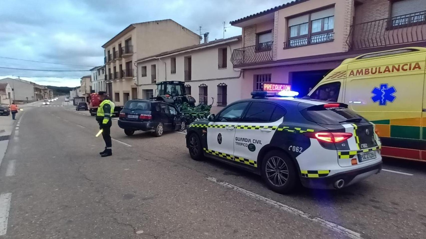 Muere una mujer de 91 años por una colisión contra un tractor estacionado en Valdeltormo