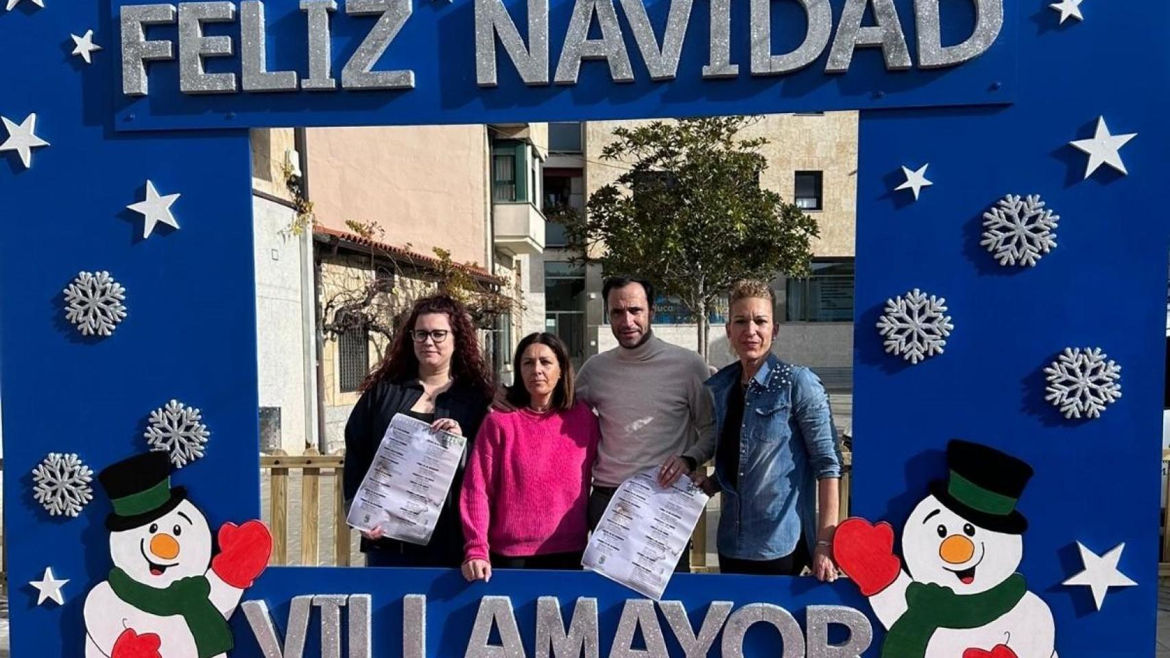 Presentación del programa de Navidad en el espacio navideño de la plaza Mayor de Villamayor