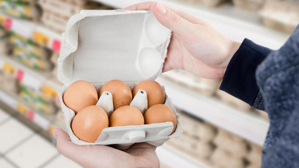 Unos huevos en el supermercado.