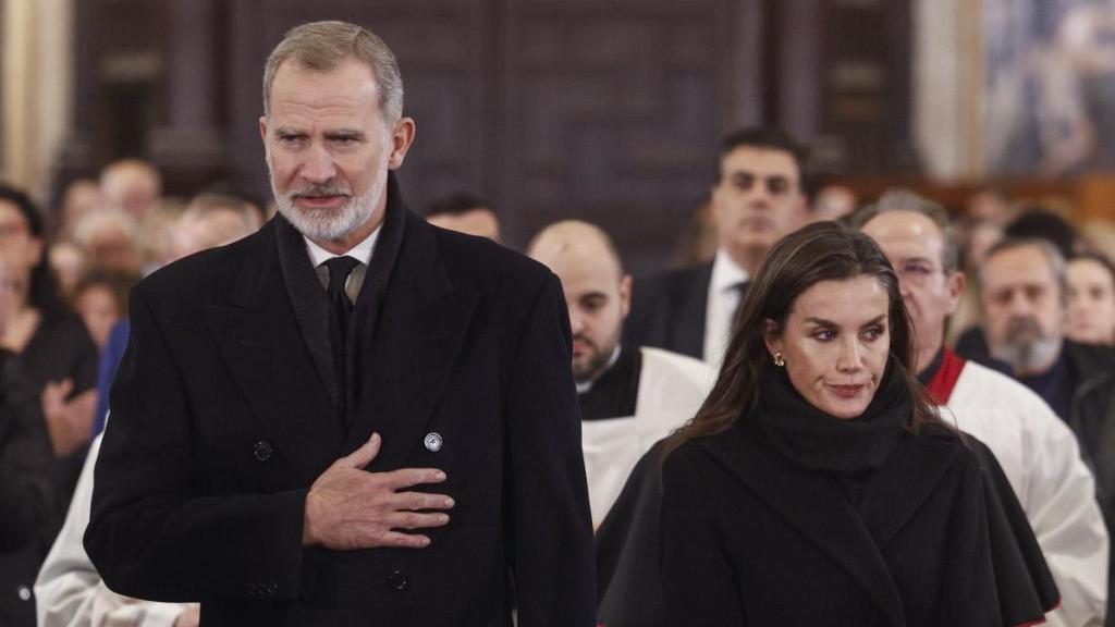 Felipe VI y Letizia, a su llegada a la misa.