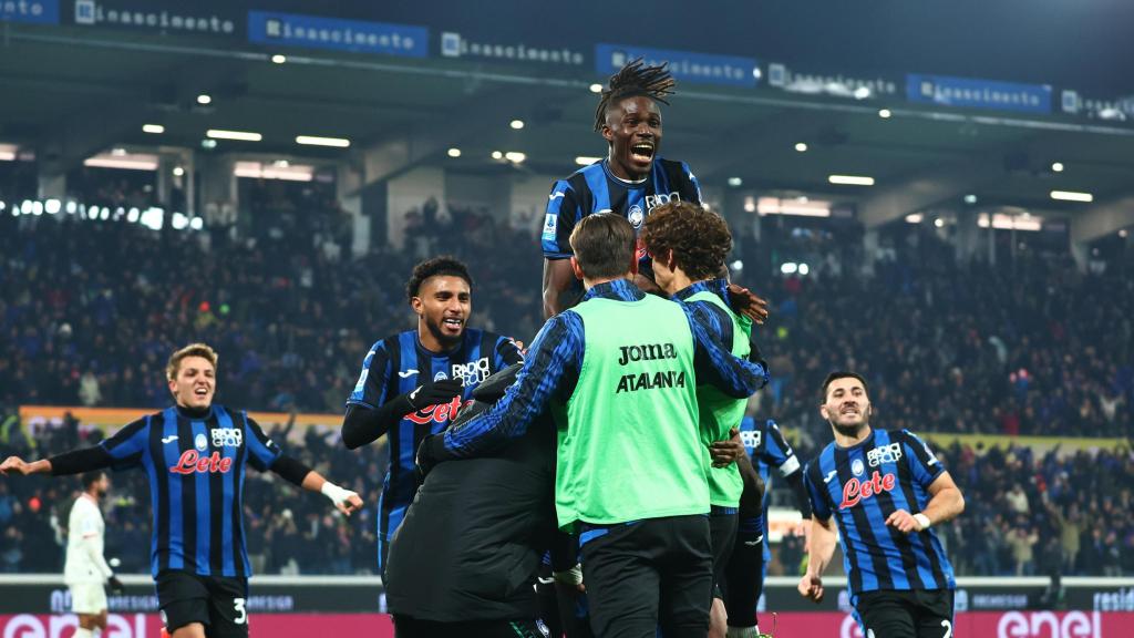 Los jugadores de la Atalanta celebran un gol.