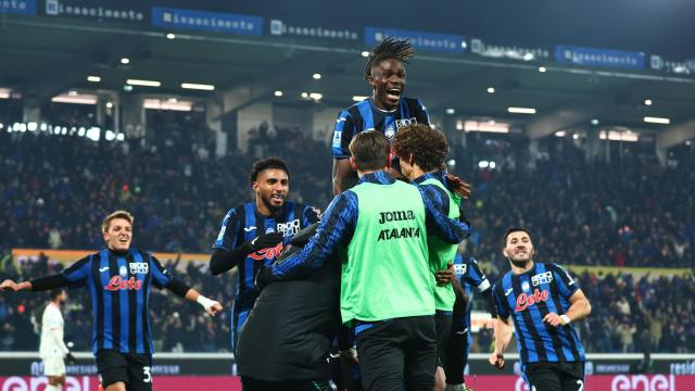 Los jugadores de la Atalanta celebran un gol.