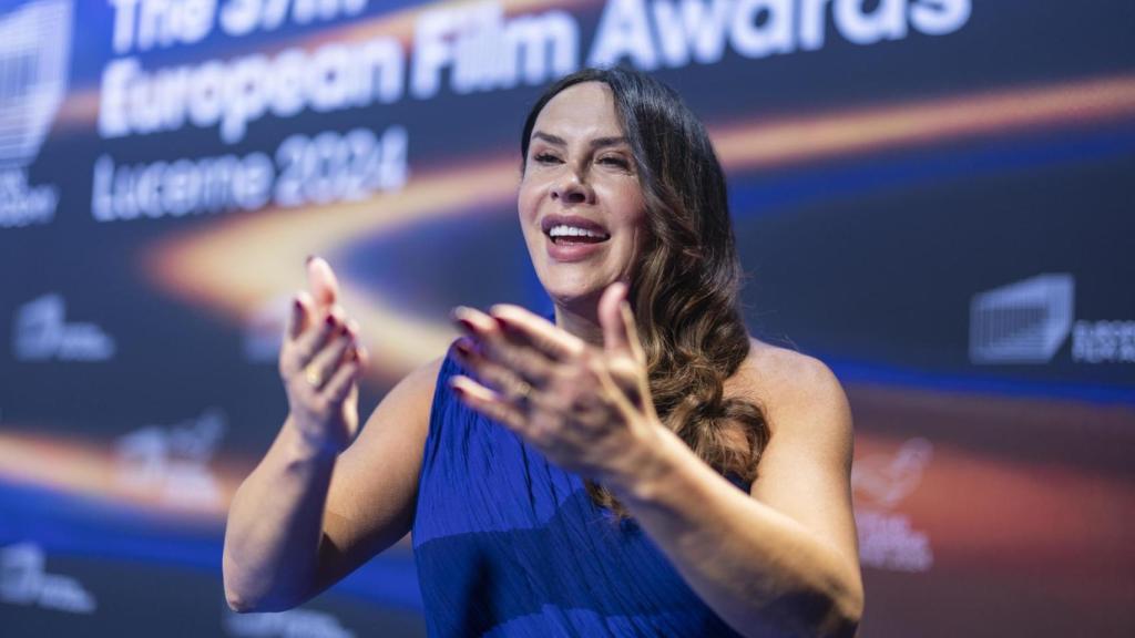 Karla Sofía Gascón en los Premios del Cine Europeo, donde recibió el premio a la mejor actriz. Foto:  EFE/EPA/MICHAEL BUHOLZER