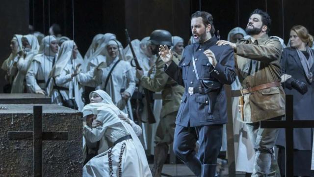 Escena del montaje de 'Il trovatore' que puede disfrutarse en Valencia. Foto: Palau de les Arts